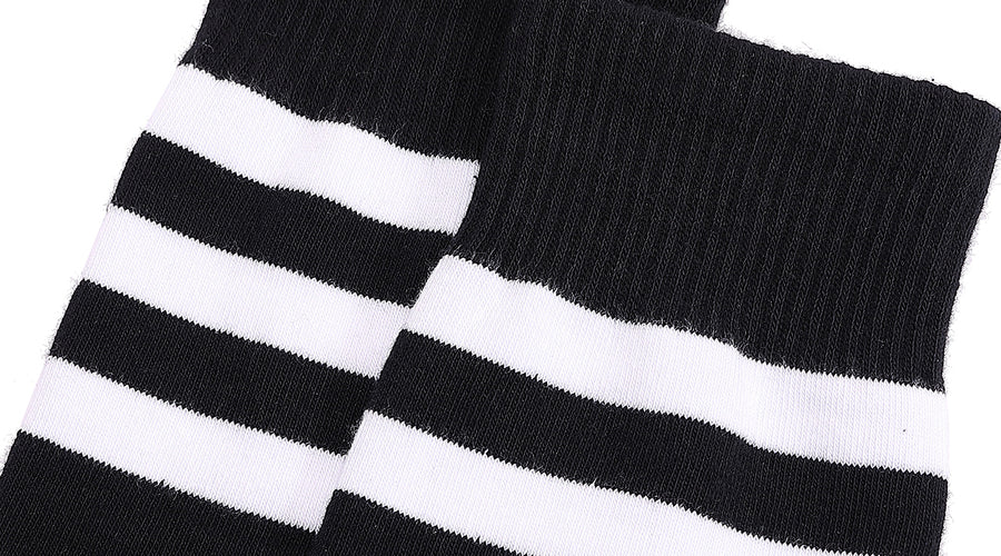 A wide band makes the thigh high socks different!