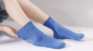 The upper band of hospital socks should be flexible.